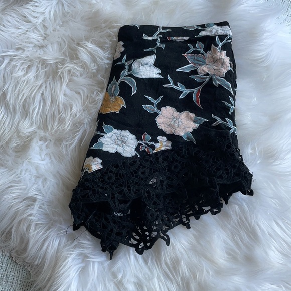 Kendall & Kylie Jenner Brand Shorts w/ Lace | S 🖤 - Picture 5 of 8